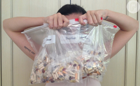 Katy Perry posa com sacolas de vitaminas e suplementos no Twitter, em 23 de maio de 2013