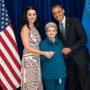 A cantora participou da campanha de reeleição do presidente Barack Obama e na imagem ela posa com ele e a avó, Ann Hudson