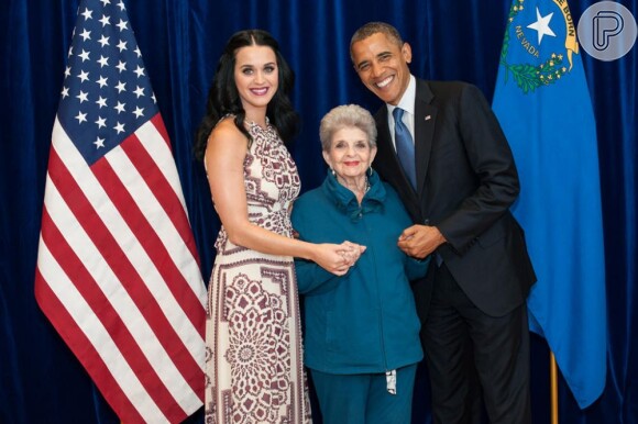 A cantora participou da campanha de reeleição do presidente Barack Obama e na imagem ela posa com ele e a avó, Ann Hudson