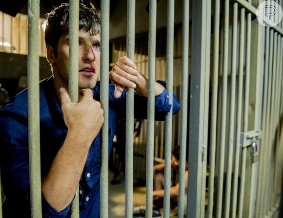 Murilo (Bruno Gagliasso) foi para a cadeia após ser flagrado por Vinícius (Thiago Fragoso) tentando agenciar Regina (Camila Pitanga) para fazer programa com um cliente dele, em 'Babilônia'