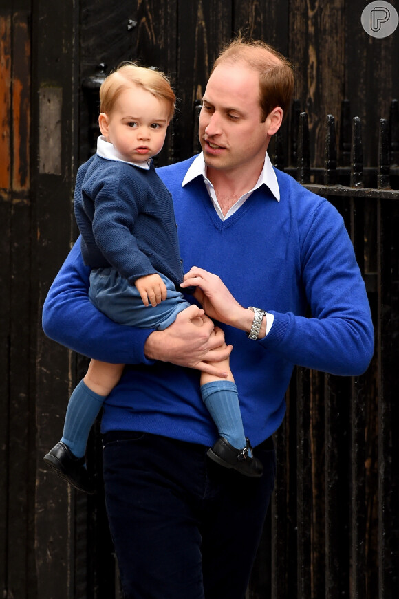 Príncipe William foi buscar o filho, George, no Palácio real para ver a mãe, Kate Middleton e a irmã, que nasceu neste sábado, 2 de maio de 2015