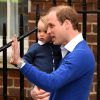 Príncipe William leva o filho, George, em maternidade após Kate Middleton dar à luz uma menina