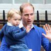 Príncipe William pede para o filho, George, acenar para os fotógrafos ao chegar em maternidade onde Kate Middleton deu à luz