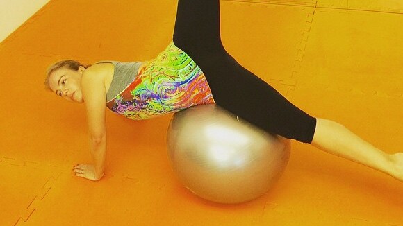 Angélica comemora seis anos de pilates e mostra elasticidade em cima de bola