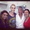 Preta Gil e Thiago Tenório e a mãe, Sônia Santos, posam com Lulu Santos