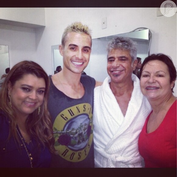 Preta Gil e Thiago Tenório e a mãe, Sônia Santos, posam com Lulu Santos