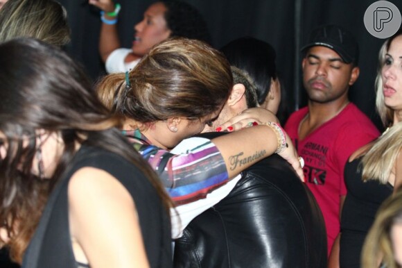 Preta Gil beija Thiago Tenório na casa de Shows Barra Music, na Zona Oeste do Rio de Janeiro, em 23 de maio de 2013