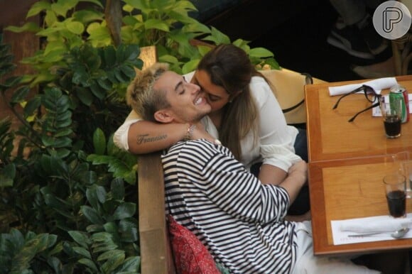 Preta Gil beija e faz carinho em Thiago Tenório