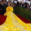 Rihanna aposta em vestido feito por estilista chinesa para ir ao Met Gala 2015