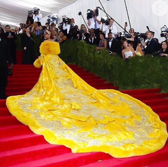 Rihanna aposta em vestido feito por estilista chinesa para ir ao Met Gala 2015