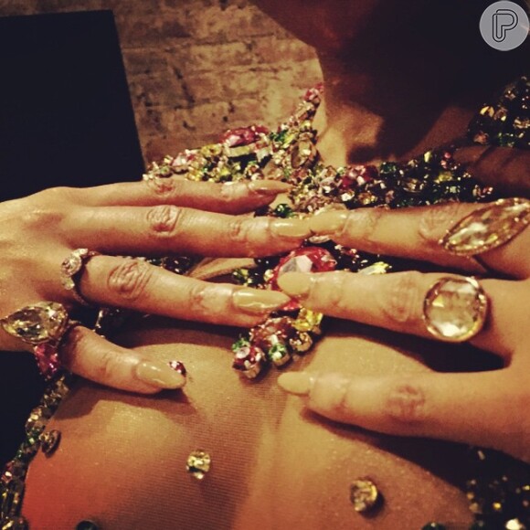 Beyoncé mostra detalhes de seu look para o Met Gala 2015