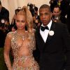 Beyoncé posa ao lado do marido, Jay-Z, no Met Gala 2015
