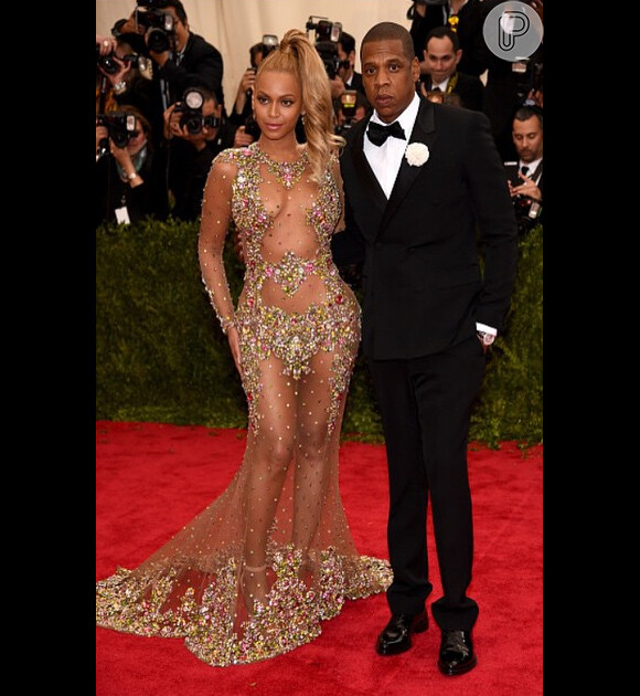 Beyoncé posa ao lado do marido, Jay-Z, no Met Gala 2015