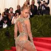 Beyoncé faz poses, caras e bocas no Met Gala 2015