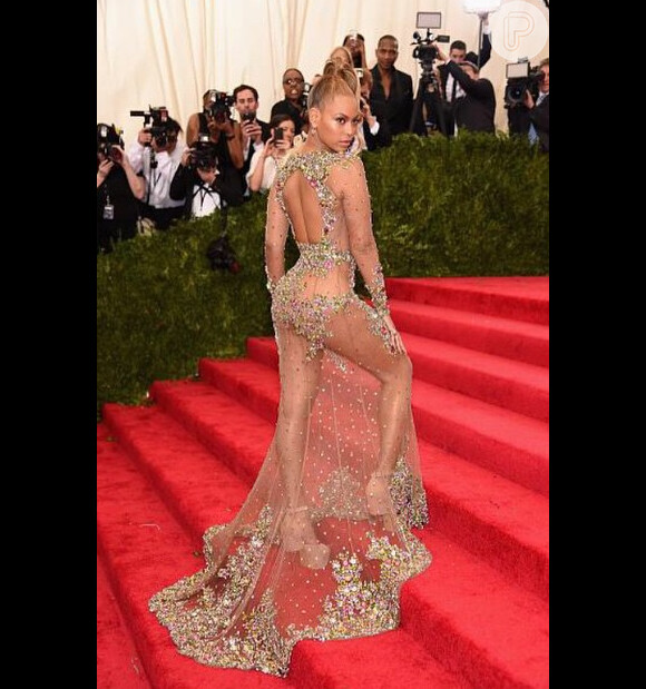 Beyoncé faz poses, caras e bocas no Met Gala 2015