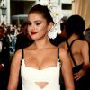 Selena Gomez usa flores grandes na cabeça no Met Gala 2015