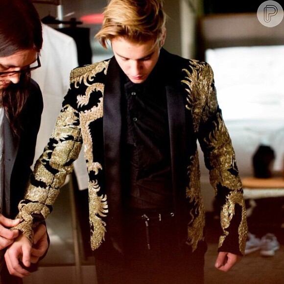 Justin Bieber usa blazer estiloso no Met Gala 2015