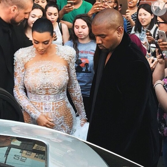 Kim Kardashian e Kanye West chegam ao Met Gala 2015