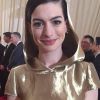 Anne Hathaway opta por capuz para ir ao Met Gala 2015