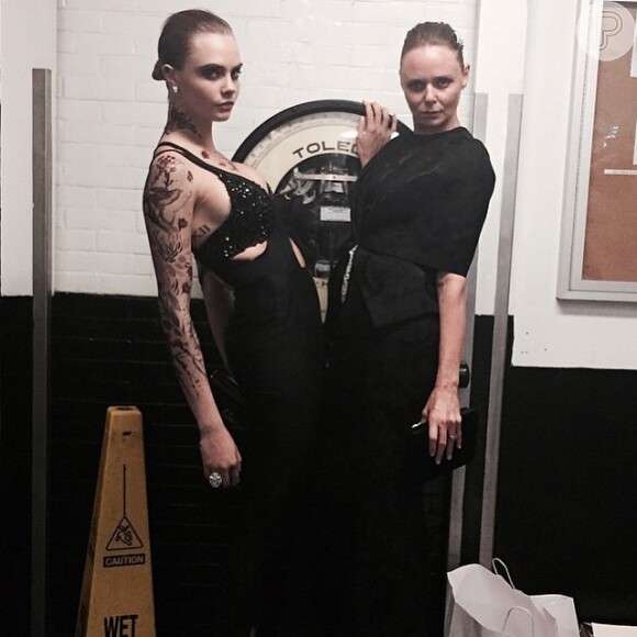 Cara Delevingne e Stella Mccartney posam no Met Gala 2015