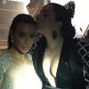 Kim Kardashian ganha beijo de Lady Gaga no Met Gala 2015