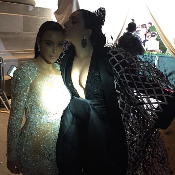 Kim Kardashian ganha beijo de Lady Gaga no Met Gala 2015