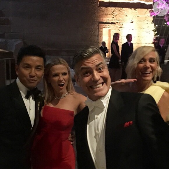 Reese Witherspoon e George Clooney brinca no Met Gala 2015