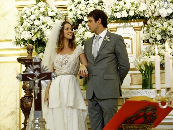 Laura (Nathalia Dill) e Caíque (Sergio Guizé) se casam em uma cerimônica ecumênica no fim da novela 'Alto Astral', em maio de 2015