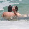 Antes de assumirem o romance, Sergio Guizé e Nathalia Dill foram flagrados aos beijos em uma praia do Rio de Janeiro