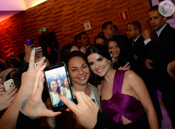Vanessa Giácomo foi simpática com os fãs e posou para 'selfies'