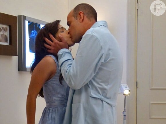 Após romper o namoro com César (Alejandro Claveaux), Itália (Sabrina Petraglia) se envolveu com Fernando (Marat Descartes), na novela 'Alto Astral'
