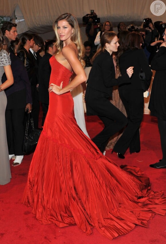 Em 2011, Gisele Bündchen compareceu ao Met Gala usando um vestido tomara que caia vermelho também com uma cauda longa