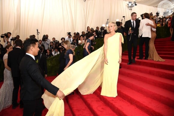 Kristen Wiig també escolheu um modelo menos volumoso para posar no tapete vermelho do Met Gala 2015