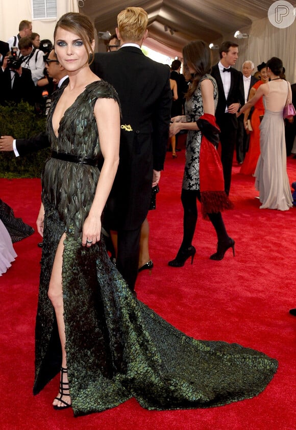 Keri Russell optou por um modelito decotado verde escamoso, que contou ainda com uma fenda charmosa na coxa esquerda, no Met Gala 2015