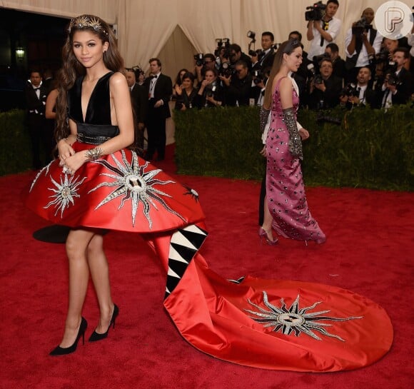 Zendaya foi outra celebridade que inovou este ano ao usar uma cauda inusitada no tapete vermelho do Met Gala 2015