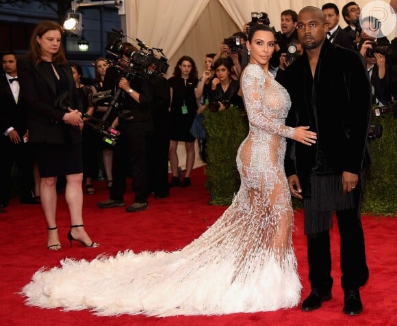 Kim Kardashian foi um dos centros das atenções, em 2015, ao usar um modelo transparente com uma cauda longa com plumas