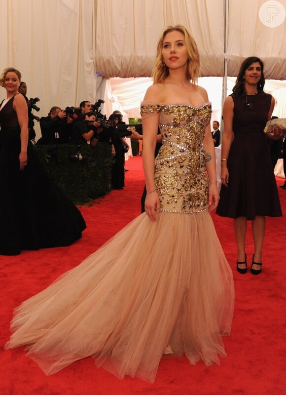 Scarlett Johansson desfilou no tapete vermelho com uma cauda discreta em um vestido justo ao corpo