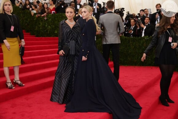 Mary-Kate e Ashley Olsen usam modelo dark de cauda longa, no Met Gala