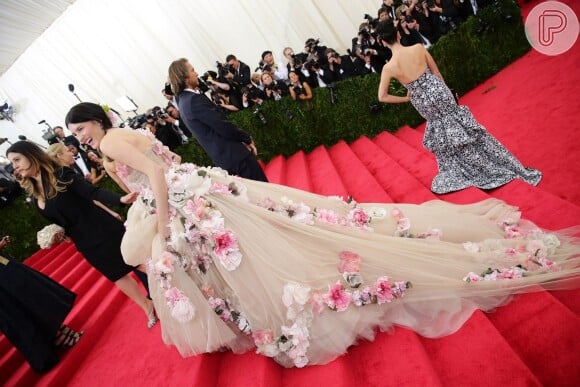 Tabitha Simmons inovou ao usar uma cauda longa com flores costuradas à cauda longa, no Met Gala 2014