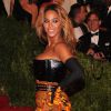 Beyoncé exibe cauda preta com detalhes em cor de fogo, que ainda combina com sua bota de cano alto