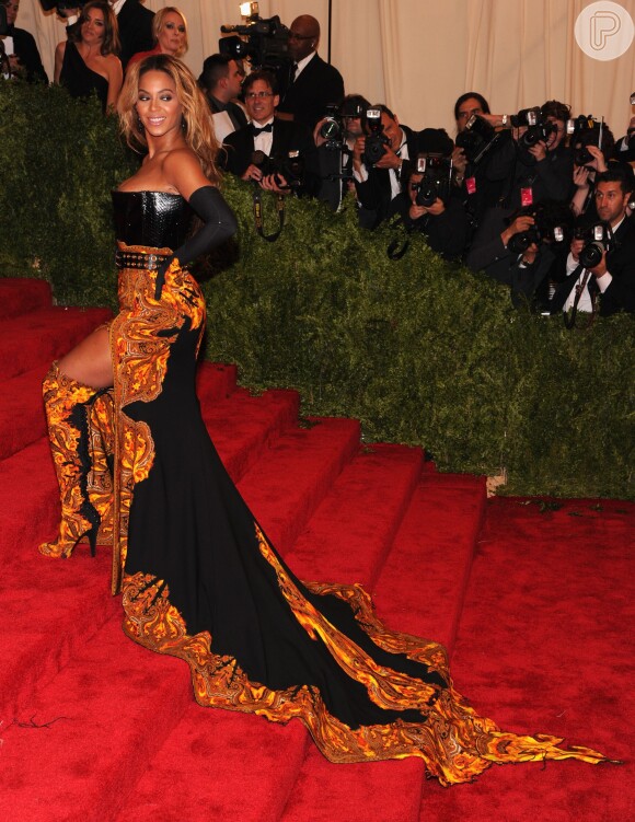 Beyoncé exibe cauda preta com detalhes em cor de fogo, que ainda combina com sua bota de cano alto