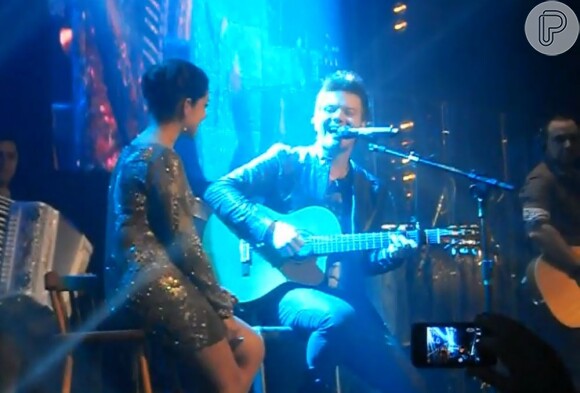Michel Teló canta ao vivo para a namorada, Thaís Fersoza, em show realizado em São Paulo