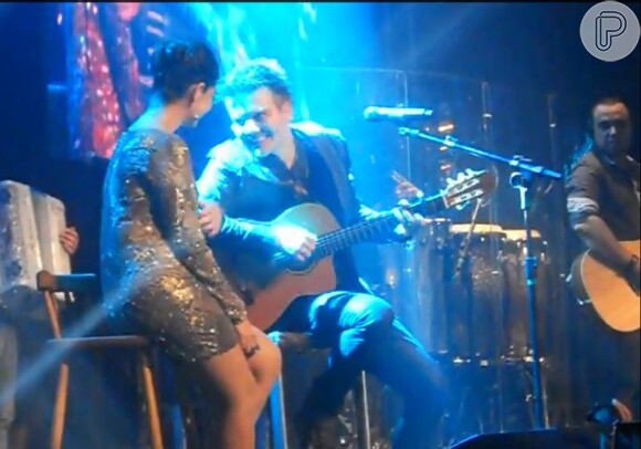 Michel Teló canta a música 'Maria' para Thaís Fersoza, no lançamento do CD 'Sunset', em São Paulo. O vídeo com a homenagem foi publicado no YouTube em 24 de maio de 2013