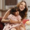 Nos bastidores, Nathalia Dill brinca com a atriz mirim que irá viver sua filha na novela 'Alto Astral'
