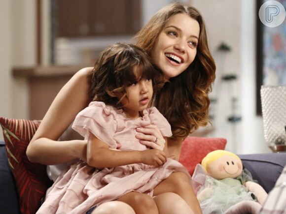 Nos bastidores, Nathalia Dill brinca com a atriz mirim que irá viver sua filha na novela 'Alto Astral'