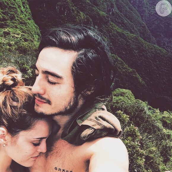 'Agradecendo. Te amo': legendou o cantor em uma foto postada com a namorada em sua conta no Instagram