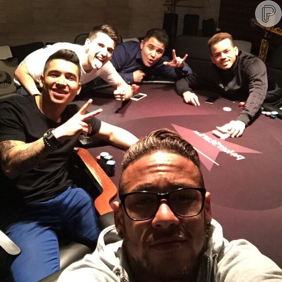 Neymar sempre publica fotos nas redes sociais jogando pôquer ao lado de amigos