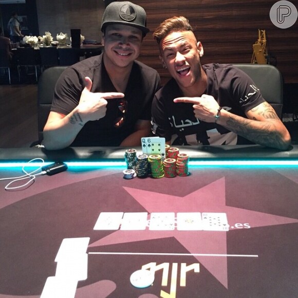 O jogo de cartas é um dos hobbies do jogador de futebol Neymar