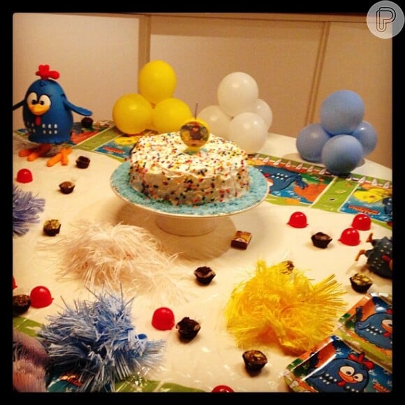 Angélica comemora os 8 meses da filha, Eva, com festa da Galinha Pintadinha e publica foto no Instagram, em 25 de maio de 2013