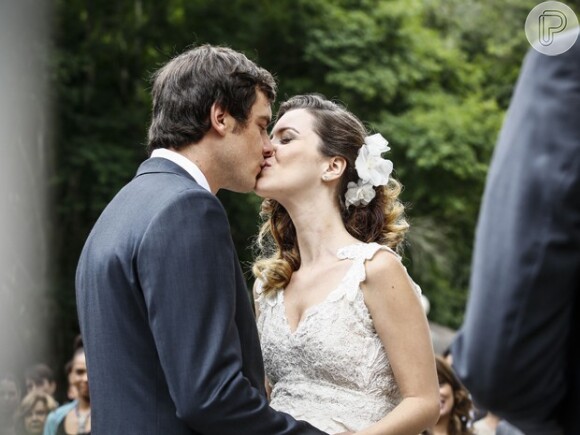Caíque (Sergio Guizé) e Laura (Nathalia Dill) se casam no último capítulo de 'Alto Astral'